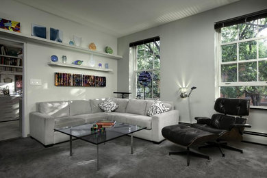 Offenes, Großes, Fernseherloses Modernes Wohnzimmer mit grauer Wandfarbe, Teppichboden, Kamin und gefliester Kaminumrandung in New York