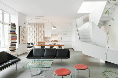 Mittelgroßes, Repräsentatives, Fernseherloses, Offenes Modernes Wohnzimmer ohne Kamin mit weißer Wandfarbe, grauem Boden und Betonboden in New York