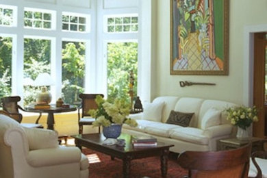 Foto de salón para visitas abierto tradicional grande sin chimenea y televisor con suelo de madera en tonos medios y paredes beige