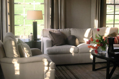 На фото: открытая гостиная комната среднего размера в стиле неоклассика (современная классика) с ковровым покрытием без камина, телевизора