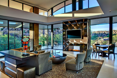 Großes, Offenes Modernes Wohnzimmer mit Tunnelkamin, gefliester Kaminumrandung, TV-Wand und beigem Boden in Phoenix