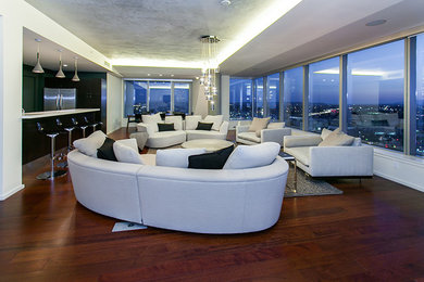 Mittelgroßes, Fernseherloses, Abgetrenntes Modernes Wohnzimmer mit weißer Wandfarbe, dunklem Holzboden und braunem Boden in Los Angeles