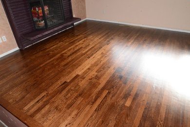 Foto de salón abierto clásico de tamaño medio con suelo de madera oscura