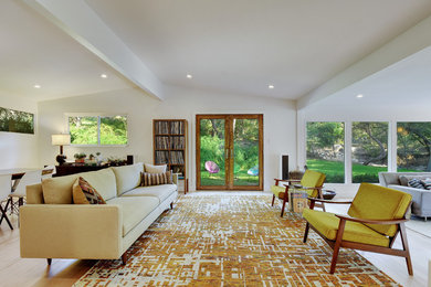 Großes, Offenes, Repräsentatives, Fernseherloses Retro Wohnzimmer ohne Kamin mit weißer Wandfarbe und hellem Holzboden in Austin
