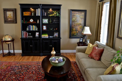 Ejemplo de salón para visitas abierto clásico de tamaño medio sin chimenea y televisor con paredes beige y suelo de madera clara