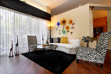 Immagine di un soggiorno boho chic di medie dimensioni e chiuso con sala formale, pareti gialle e parquet scuro