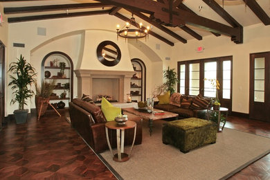 Ejemplo de salón para visitas abierto mediterráneo grande con suelo de madera en tonos medios
