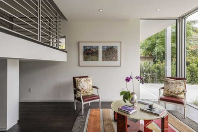 Mittelgroßes, Repräsentatives, Fernseherloses, Abgetrenntes Modernes Wohnzimmer ohne Kamin mit weißer Wandfarbe und dunklem Holzboden in Miami