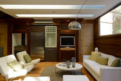 Идея дизайна: парадная, открытая гостиная комната среднего размера в стиле фьюжн с паркетным полом среднего тона и отдельно стоящим телевизором