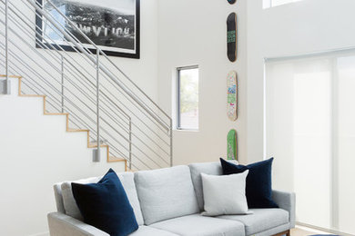 Diseño de salón abierto retro con suelo de madera clara y televisor colgado en la pared