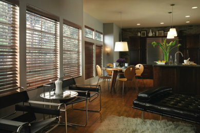 Ejemplo de salón para visitas abierto tradicional de tamaño medio con paredes beige y suelo de madera en tonos medios