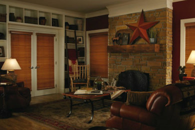 Modelo de salón para visitas abierto tradicional grande con suelo de madera en tonos medios, todas las chimeneas y marco de chimenea de ladrillo