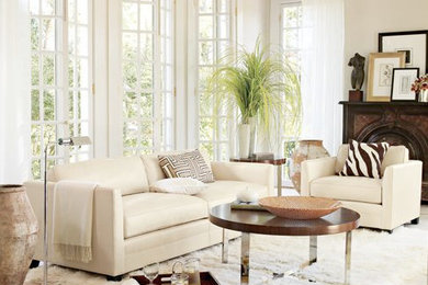 Esempio di un soggiorno moderno di medie dimensioni con sala formale, pareti beige, pavimento in travertino e pavimento beige