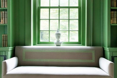 オースティンにある高級な中くらいなコンテンポラリースタイルのおしゃれなリビング (緑の壁、カーペット敷き、暖炉なし、テレビなし、ベージュの床) の写真