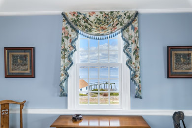 Источник вдохновения для домашнего уюта: парадная, изолированная гостиная комната среднего размера в классическом стиле с синими стенами