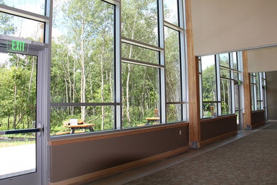 Modelo de salón abierto clásico grande con paredes beige, moqueta y suelo beige