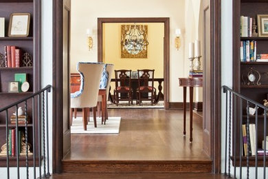 Diseño de salón para visitas tradicional con suelo de madera en tonos medios