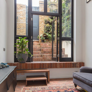 Kleines, Offenes Industrial Wohnzimmer mit Backsteinboden in London