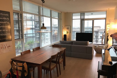 Living room photo in Vancouver