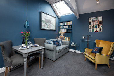 他の地域にあるお手頃価格の小さなコンテンポラリースタイルのおしゃれなLDK (青い壁、カーペット敷き、埋込式メディアウォール、グレーの床) の写真
