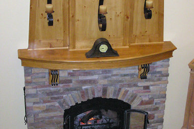 ミネアポリスにあるトランジショナルスタイルのおしゃれなLDK (ベージュの壁、カーペット敷き、標準型暖炉、石材の暖炉まわり、テレビなし) の写真