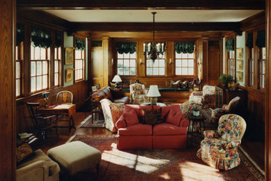 Modelo de salón cerrado tradicional grande con suelo de madera en tonos medios