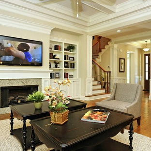 Foto di un grande soggiorno chic aperto con pareti beige, parquet scuro, camino classico, cornice del camino in pietra e TV a parete