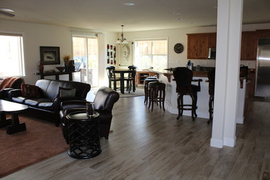 Immagine di un grande soggiorno tradizionale aperto con pareti beige e pavimento in gres porcellanato