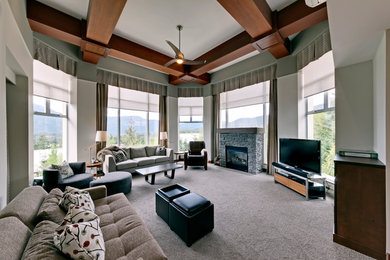 Großes, Offenes Modernes Wohnzimmer mit weißer Wandfarbe, Teppichboden, Kamin, Kaminumrandung aus Stein und freistehendem TV in Vancouver