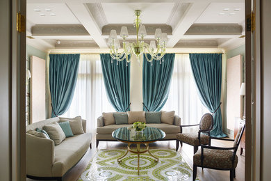 Стильный дизайн: парадная, изолированная гостиная комната в стиле неоклассика (современная классика) с зелеными стенами и паркетным полом среднего тона - последний тренд