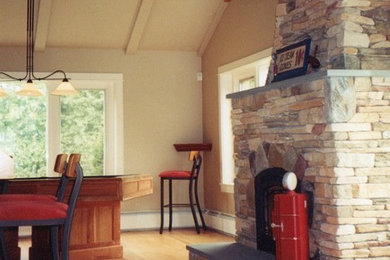 Modelo de salón para visitas abierto rural de tamaño medio sin televisor con paredes beige, suelo de madera clara, todas las chimeneas y marco de chimenea de piedra