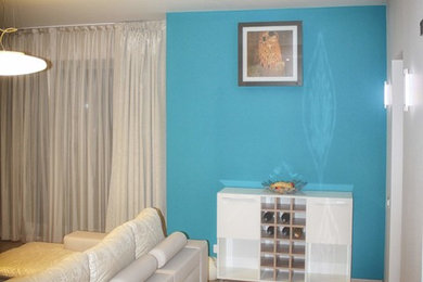 Ejemplo de salón con rincón musical minimalista de tamaño medio con paredes azules, suelo de madera clara y televisor independiente