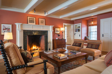 Idée de décoration pour un grand salon champêtre avec un mur rouge, parquet clair, une cheminée standard et un manteau de cheminée en carrelage.
