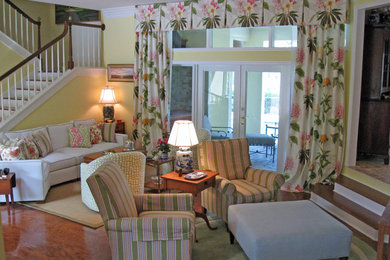 Idee per un grande soggiorno classico chiuso con sala formale, pareti gialle, pavimento in legno massello medio e TV a parete