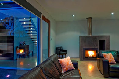 ダラスにある広いコンテンポラリースタイルのおしゃれなLDK (白い壁、コンクリートの床、標準型暖炉、レンガの暖炉まわり、壁掛け型テレビ、グレーの床) の写真