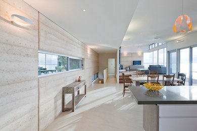 Großes, Offenes Modernes Wohnzimmer ohne Kamin mit beiger Wandfarbe, Travertin, freistehendem TV und beigem Boden in Adelaide