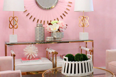 Diseño de salón para visitas cerrado bohemio de tamaño medio sin chimenea y televisor con paredes rosas, moqueta y suelo multicolor