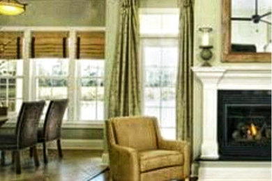 Exemple d'un salon chic de taille moyenne et ouvert avec parquet foncé, une cheminée standard, un manteau de cheminée en bois et un sol marron.