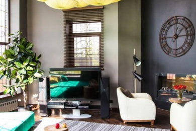 Идея дизайна: большая парадная, открытая гостиная комната в современном стиле с серыми стенами, темным паркетным полом, двусторонним камином, отдельно стоящим телевизором и коричневым полом