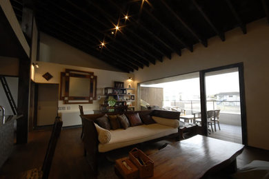 Diseño de salón abierto de estilo zen de tamaño medio con paredes blancas, suelo de madera oscura y suelo marrón