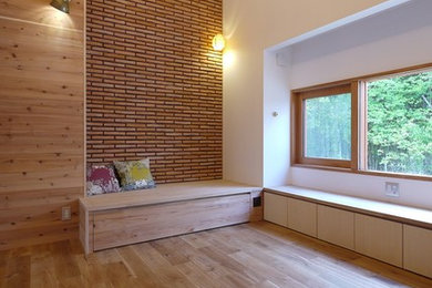 Стильный дизайн: открытая гостиная комната среднего размера в скандинавском стиле с паркетным полом среднего тона - последний тренд