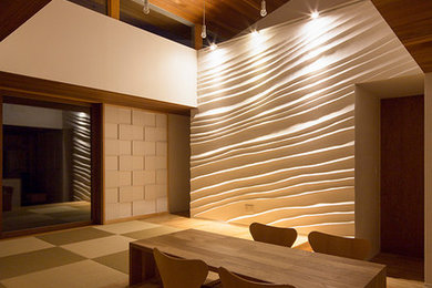 Ejemplo de salón para visitas abierto grande con paredes blancas, suelo de madera en tonos medios, televisor independiente, suelo marrón y madera