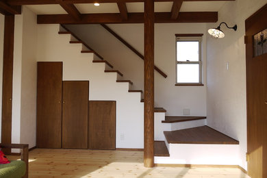 Idéer för ett mellanstort minimalistiskt allrum med öppen planlösning, med vita väggar, mellanmörkt trägolv och brunt golv