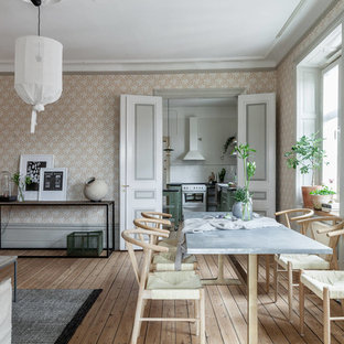 Bild på en mellanstor minimalistisk matplats med öppen planlösning, med flerfärgade väggar, ljust trägolv och beiget golv