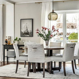 Klassisk inredning av en mellanstor matplats med öppen planlösning, med grå väggar och mörkt trägolv