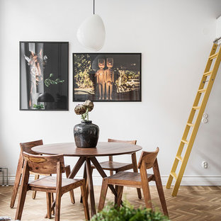 Foto på en liten nordisk matplats, med vita väggar, mellanmörkt trägolv och brunt golv