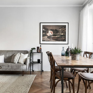Foto på en mellanstor nordisk matplats, med grå väggar, mellanmörkt trägolv och brunt golv