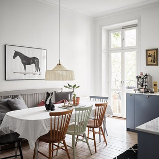 Foto på ett mellanstort nordiskt kök med matplats, med vita väggar, målat trägolv och vitt golv
