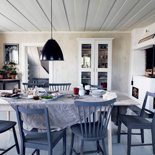 Idee per una sala da pranzo country di medie dimensioni con pareti beige, pavimento in legno verniciato, camino classico e cornice del camino in pietra