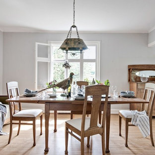 Idéer för en minimalistisk matplats, med grå väggar, mellanmörkt trägolv och brunt golv